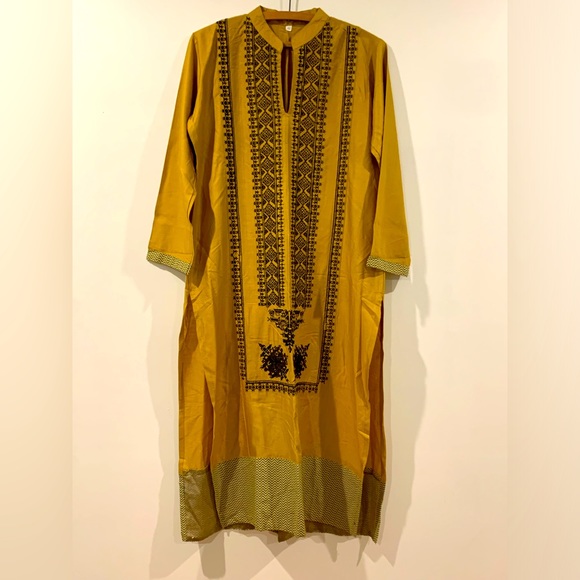 Gold Kurta with embroidered pattern - Picture 1 of 5